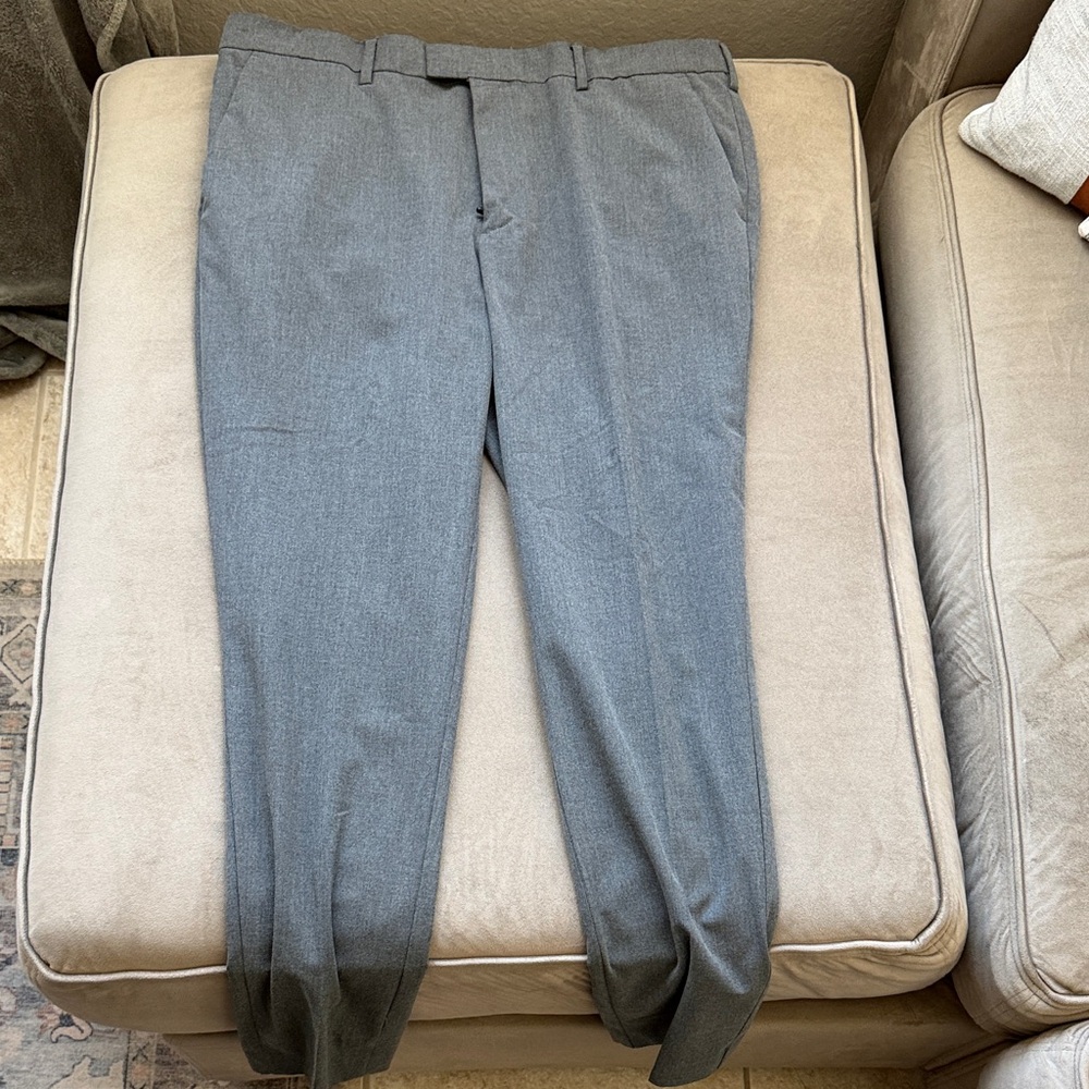 Perry Ellis Men’s Suit
Pants: 36/30
Jacket: 44R